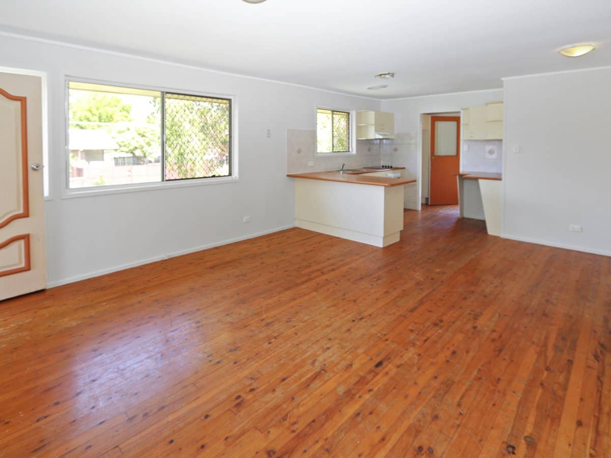 6 Bloodwood Crescent, MOLENDINAR - Thumbnail 4