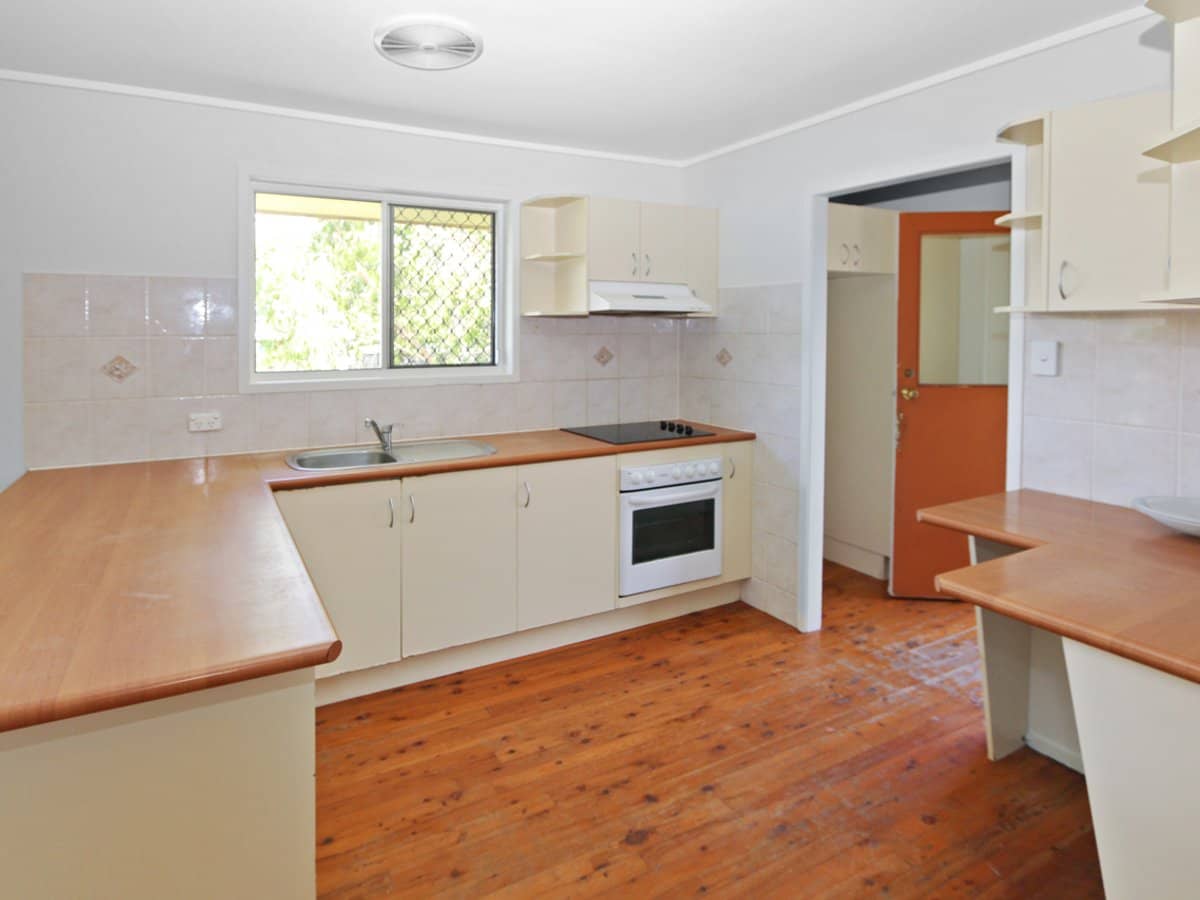 6 Bloodwood Crescent, MOLENDINAR - Thumbnail 5