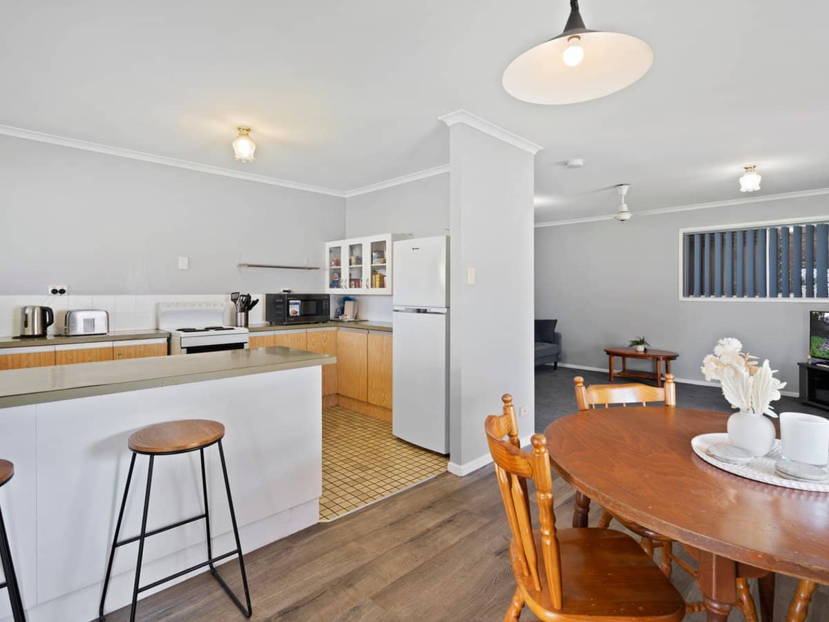 22 Banks Crescent, WYNNUM WEST - Thumbnail 2