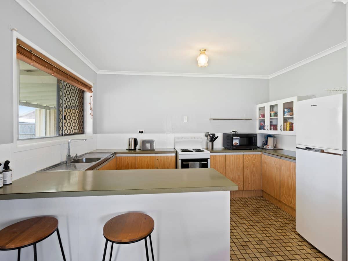 22 Banks Crescent, WYNNUM WEST - Thumbnail 3