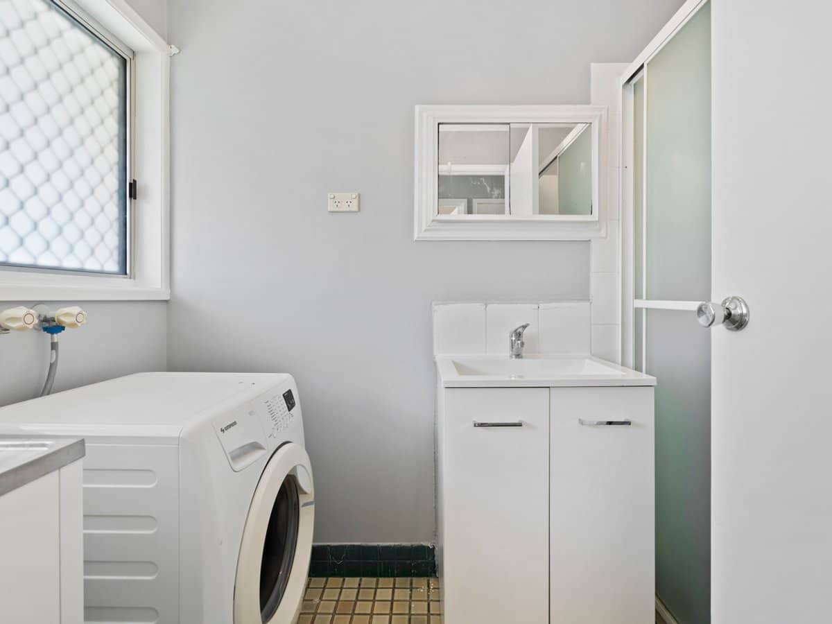 22 Banks Crescent, WYNNUM WEST - Thumbnail 7