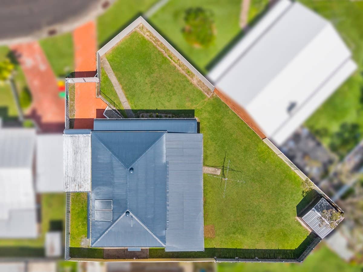 22 Banks Crescent, WYNNUM WEST - Thumbnail 11