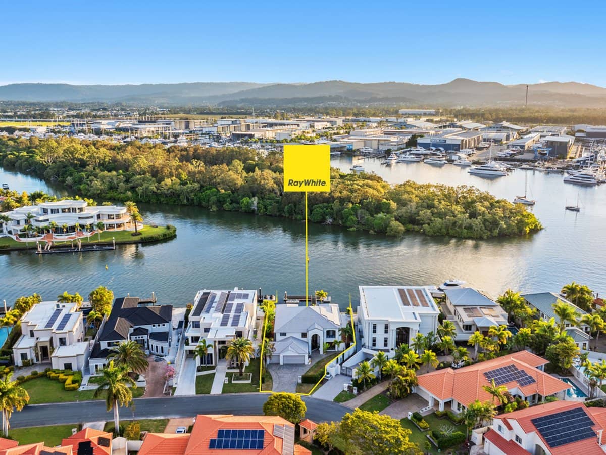 1675 Riverdale Drive, Hope Island - Thumbnail 1