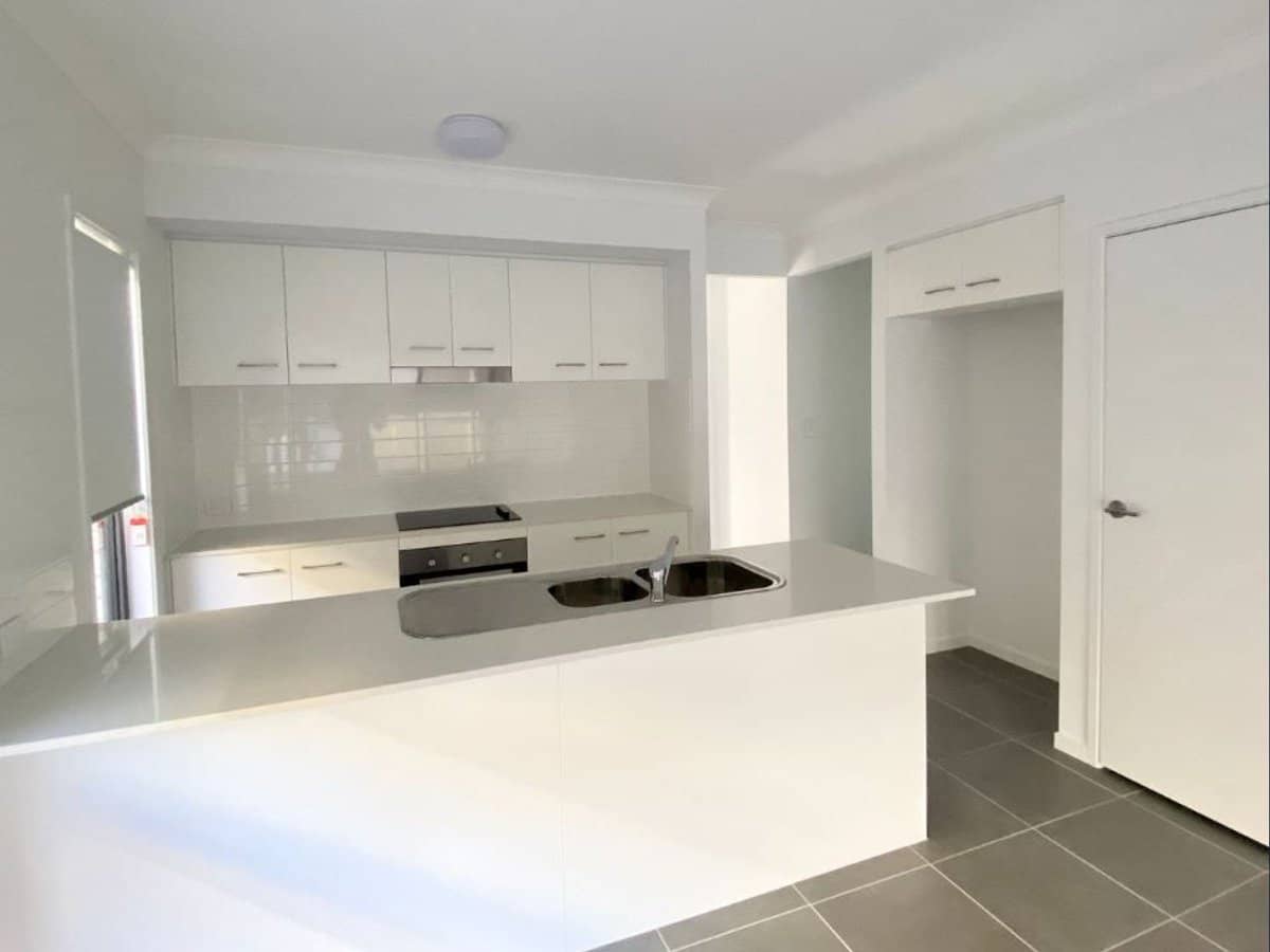 24 Promenade Circuit, Rothwell - Thumbnail 2