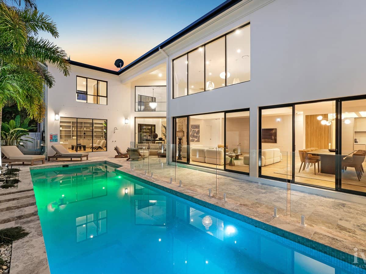 2062 The Circle, Sanctuary Cove - Thumbnail 2