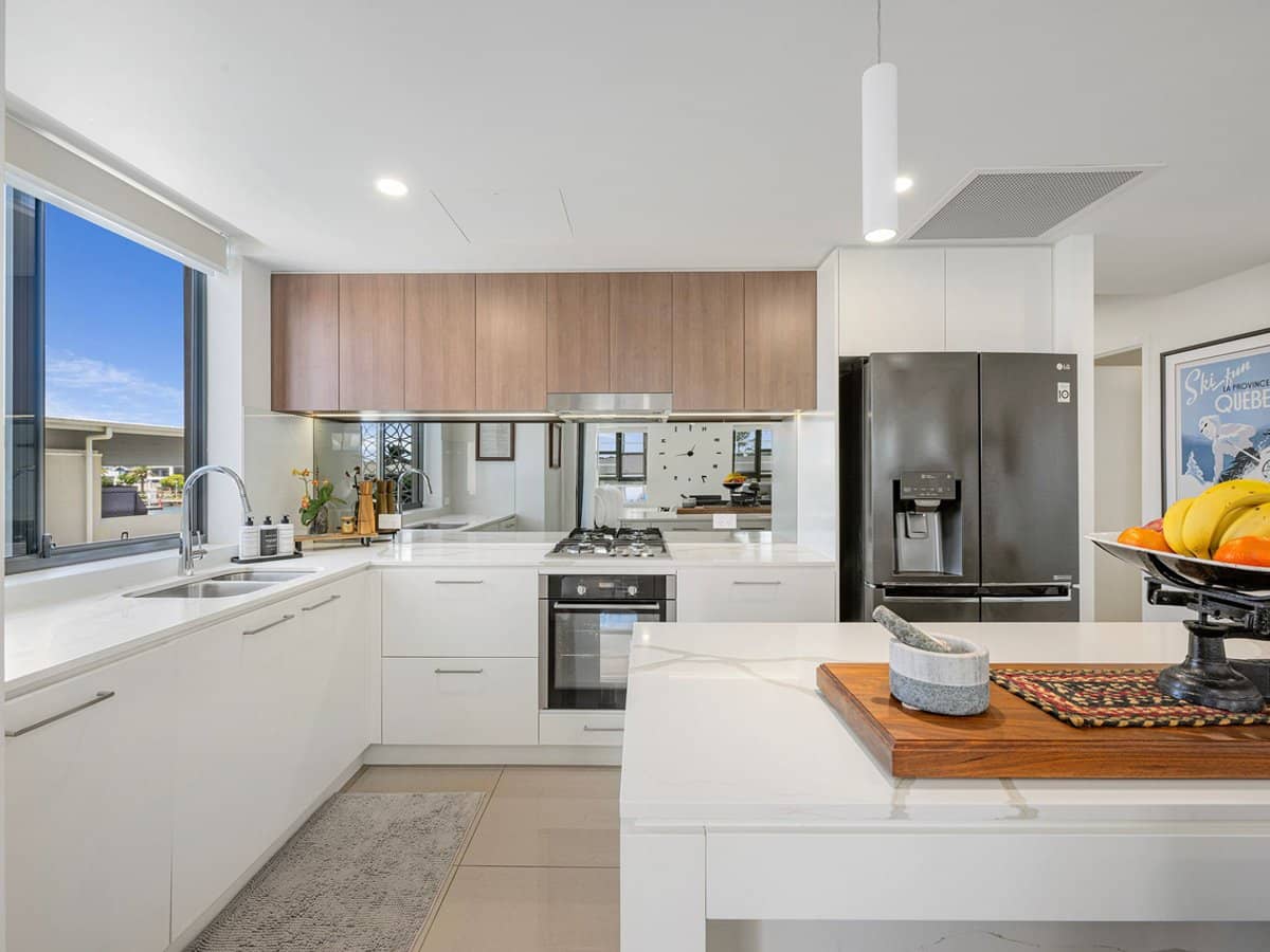 37 Sickle Avenue, Hope Island - Thumbnail 2