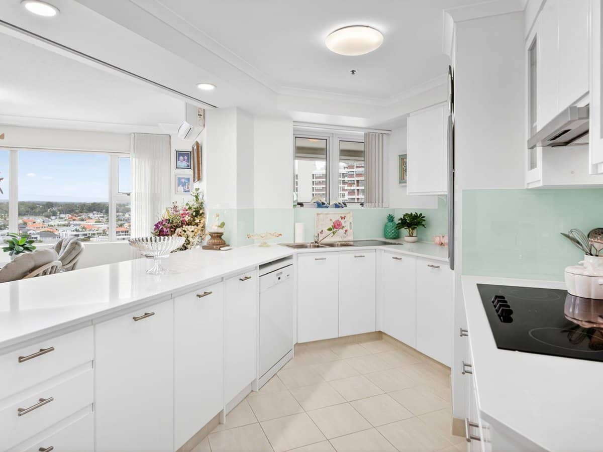 12 Commodore Drive, SURFERS PARADISE - Thumbnail 7