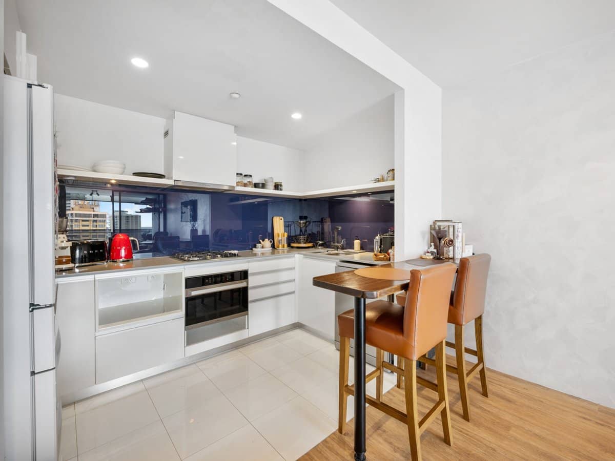 9 Ferny Avenue, Surfers Paradise - Thumbnail 4