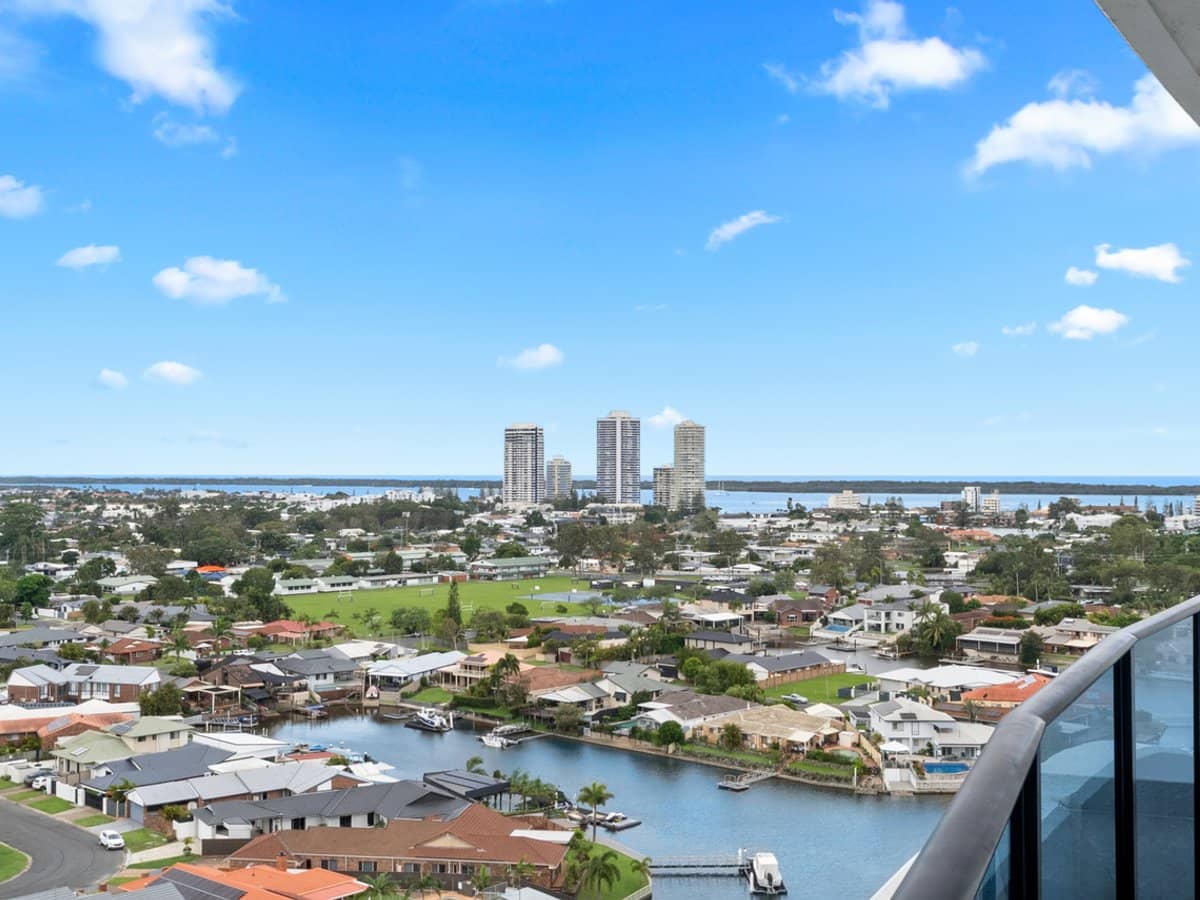 5 Harbour Side Court, BIGGERA WATERS - Thumbnail 1