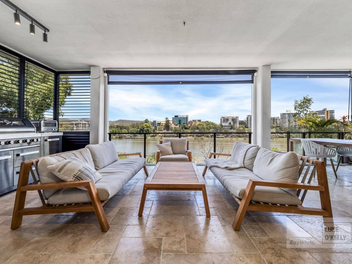 10 Pidgeon Close, West End - Thumbnail 1