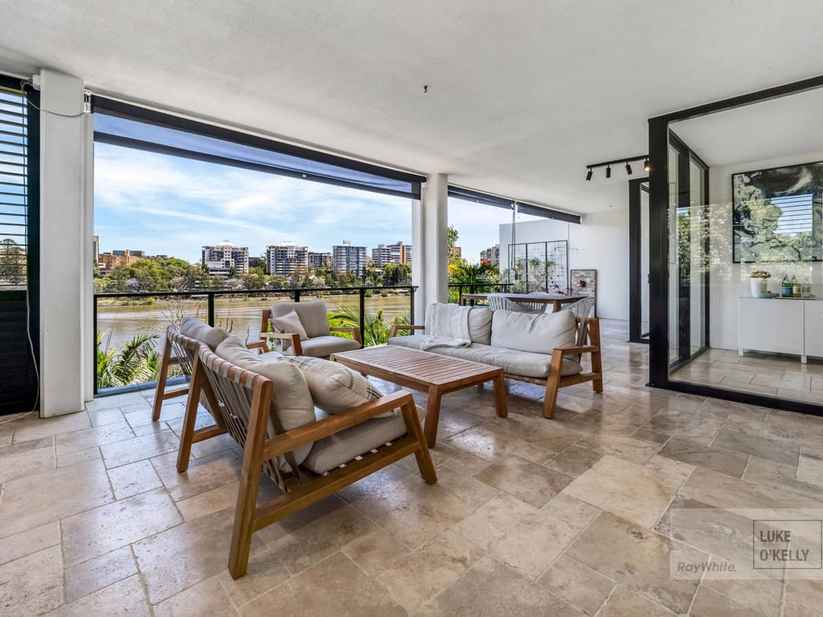 10 Pidgeon Close, West End - Thumbnail 2