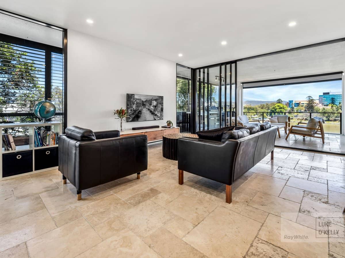 10 Pidgeon Close, West End - Thumbnail 4