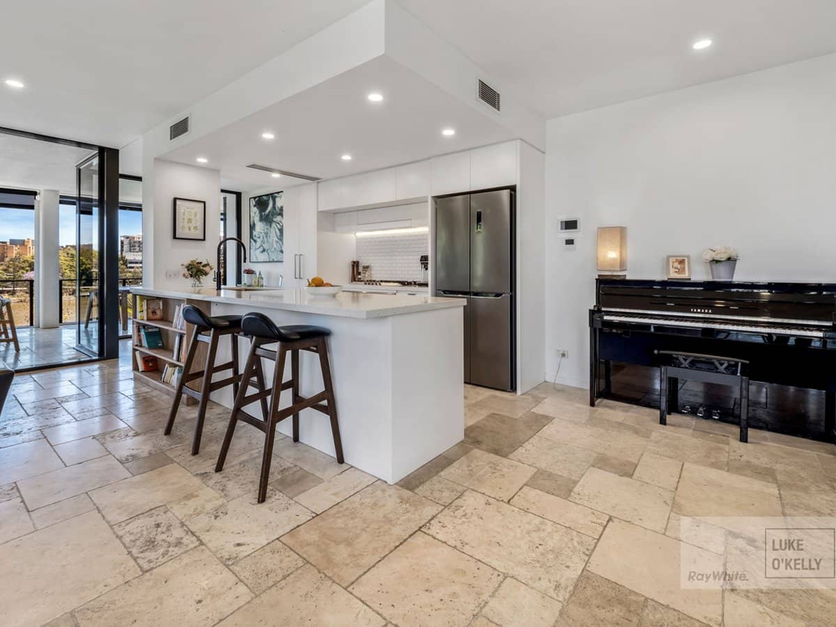 10 Pidgeon Close, West End - Thumbnail 7