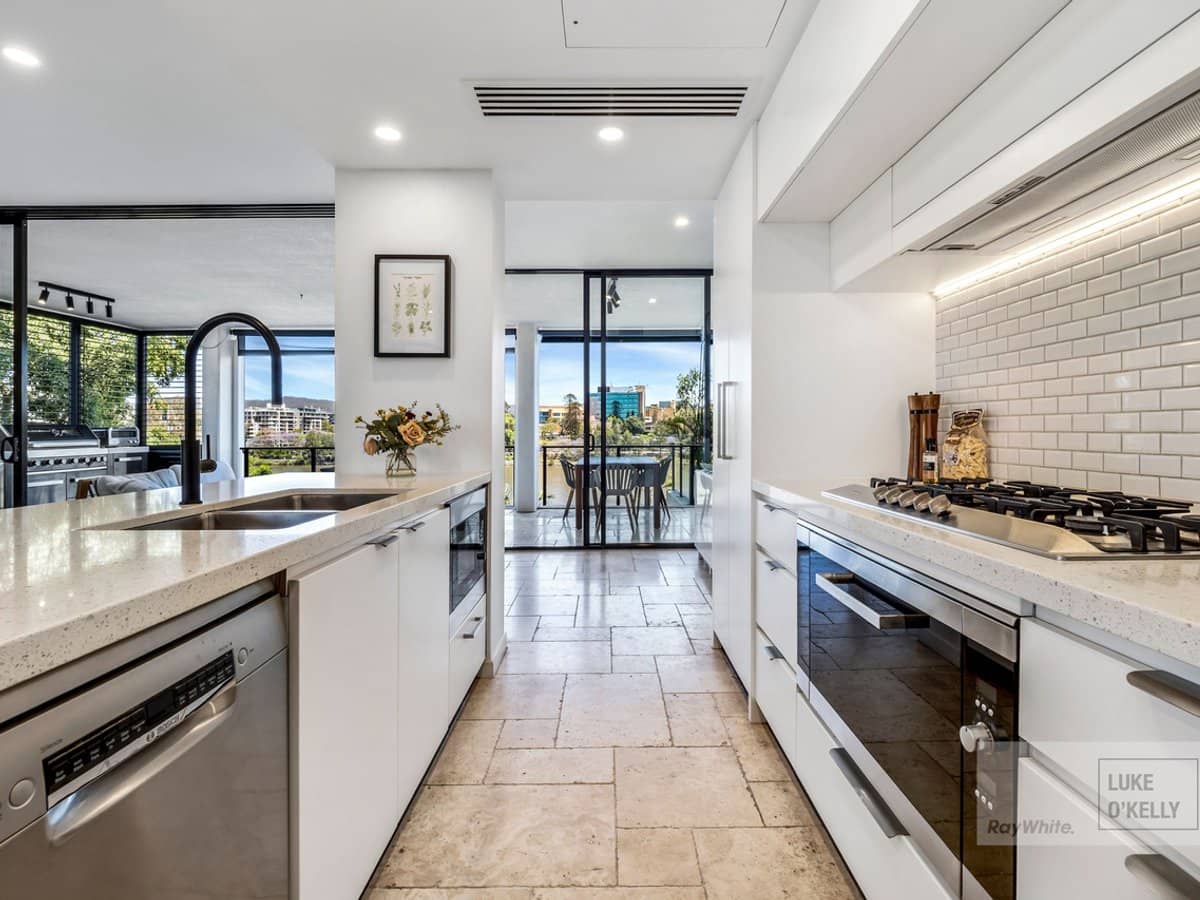 10 Pidgeon Close, West End - Thumbnail 9