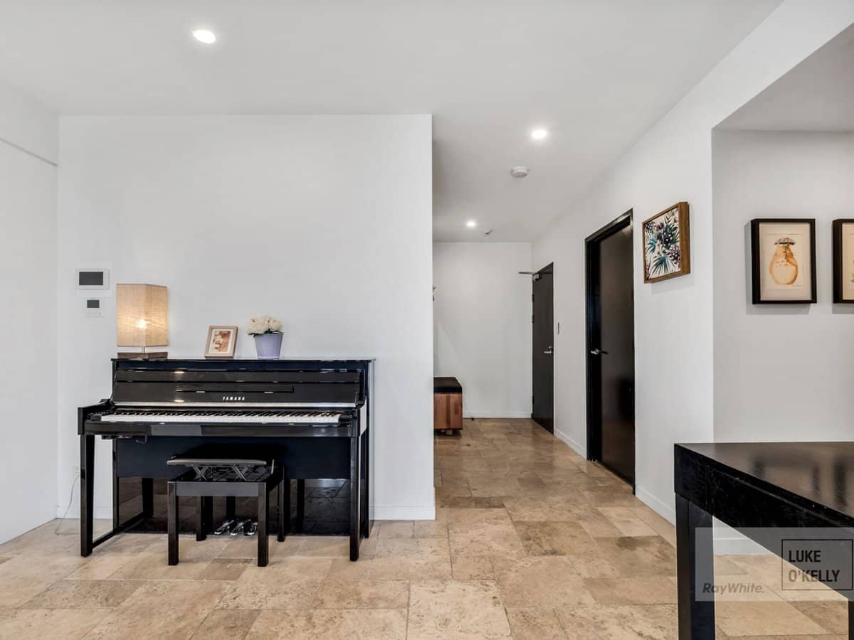 10 Pidgeon Close, West End - Thumbnail 12