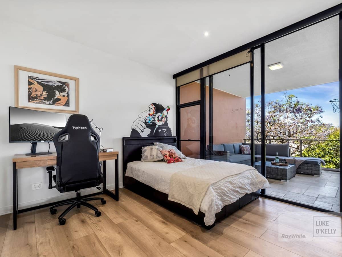 10 Pidgeon Close, West End - Thumbnail 19