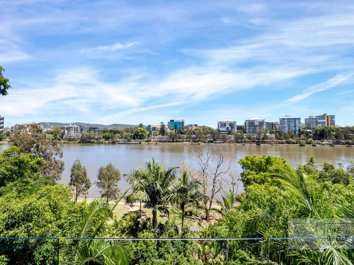 10 Pidgeon Close, West End - Thumbnail 24