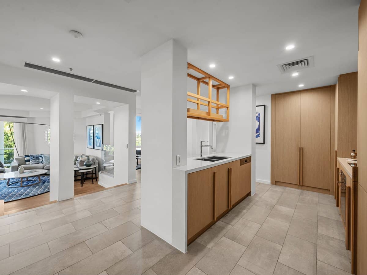 135 Seaworld Drive, Main Beach - Thumbnail 4