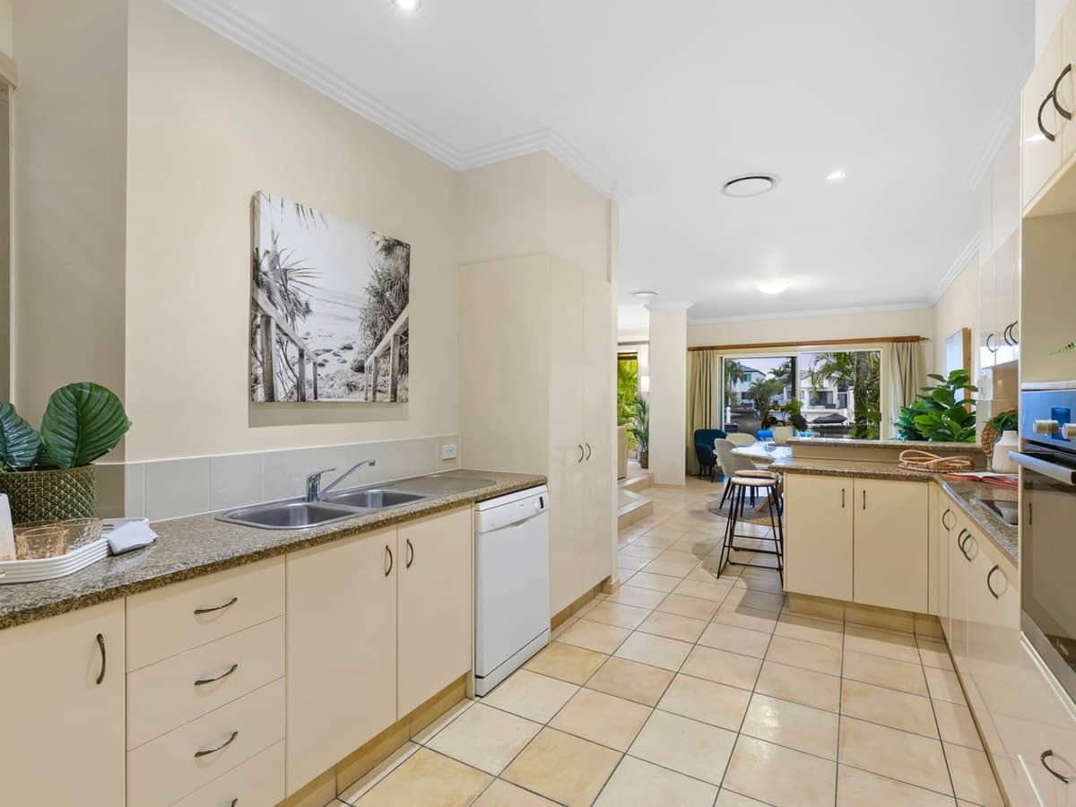 76 Bayview Street, RUNAWAY BAY - Thumbnail 10