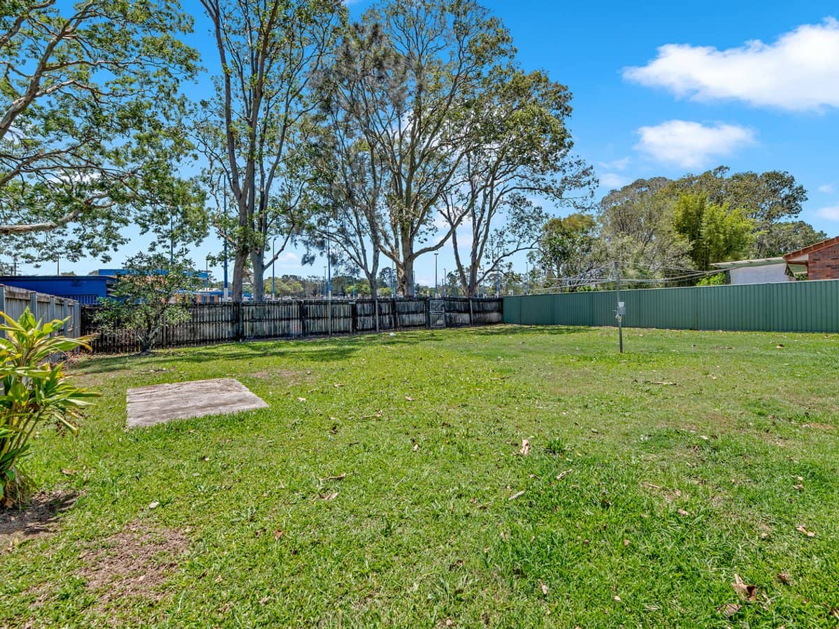 8 Sapium Road, ASHMORE - Thumbnail 16