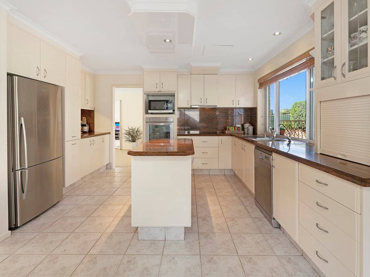 13 Kerria Crescent, ASHMORE - Thumbnail 8