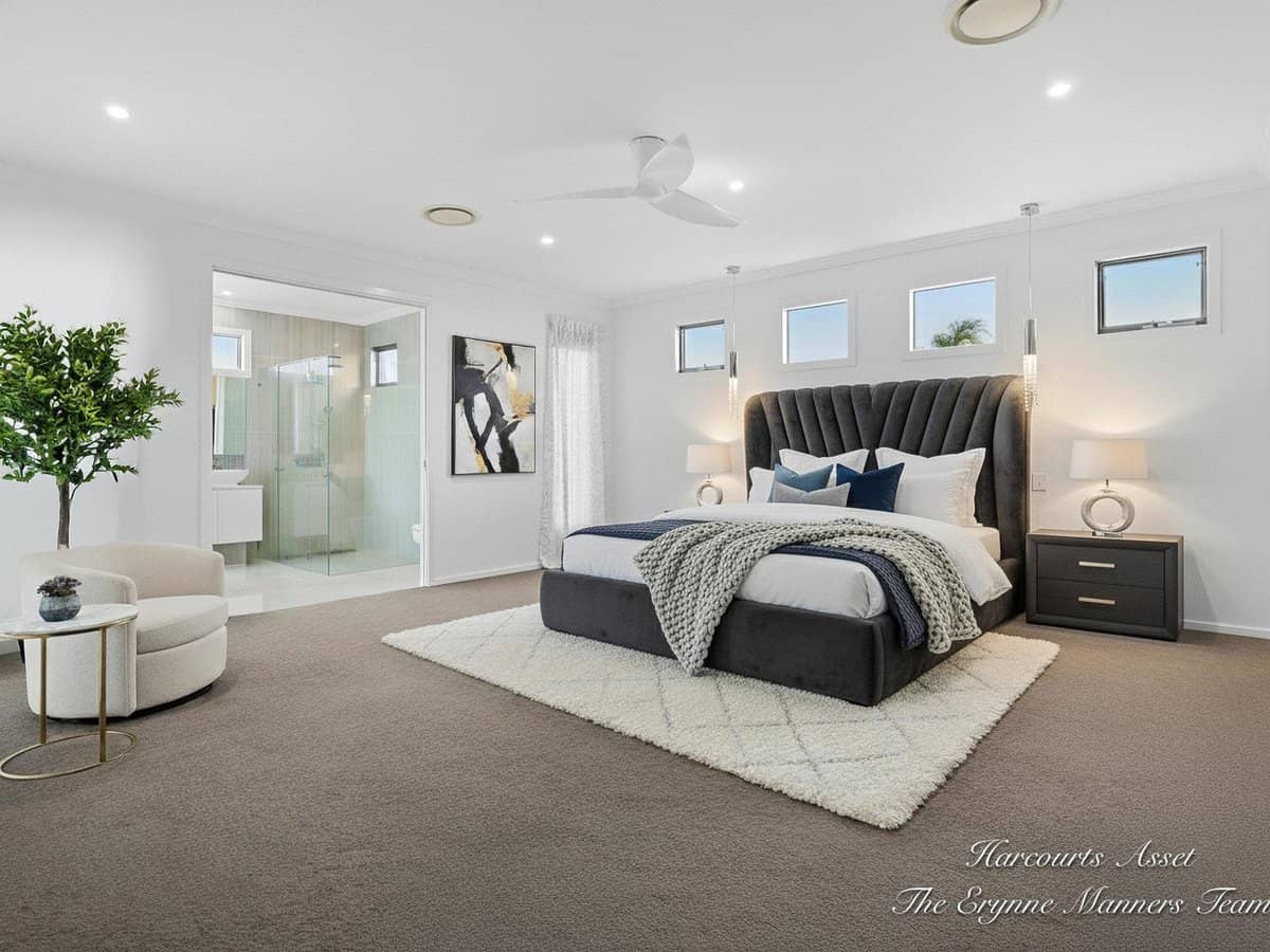 8 Adrian Court, JACOBS WELL - Thumbnail 2