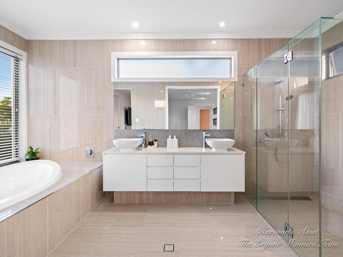 8 Adrian Court, JACOBS WELL - Thumbnail 3