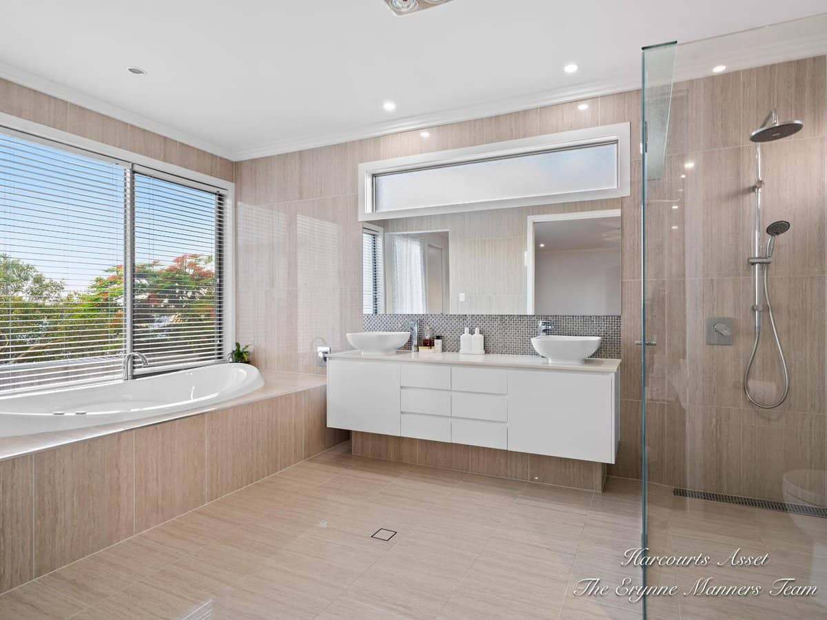 8 Adrian Court, JACOBS WELL - Thumbnail 4