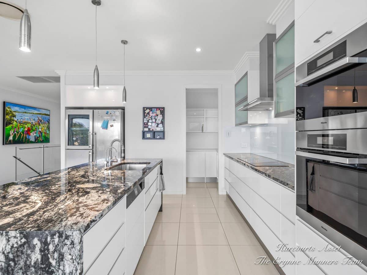 8 Adrian Court, JACOBS WELL - Thumbnail 5