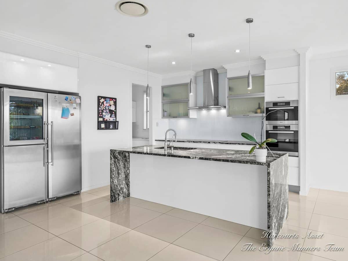 8 Adrian Court, JACOBS WELL - Thumbnail 6