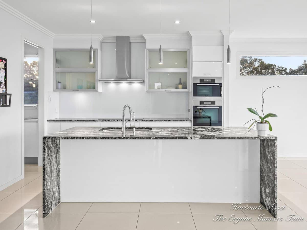 8 Adrian Court, JACOBS WELL - Thumbnail 7