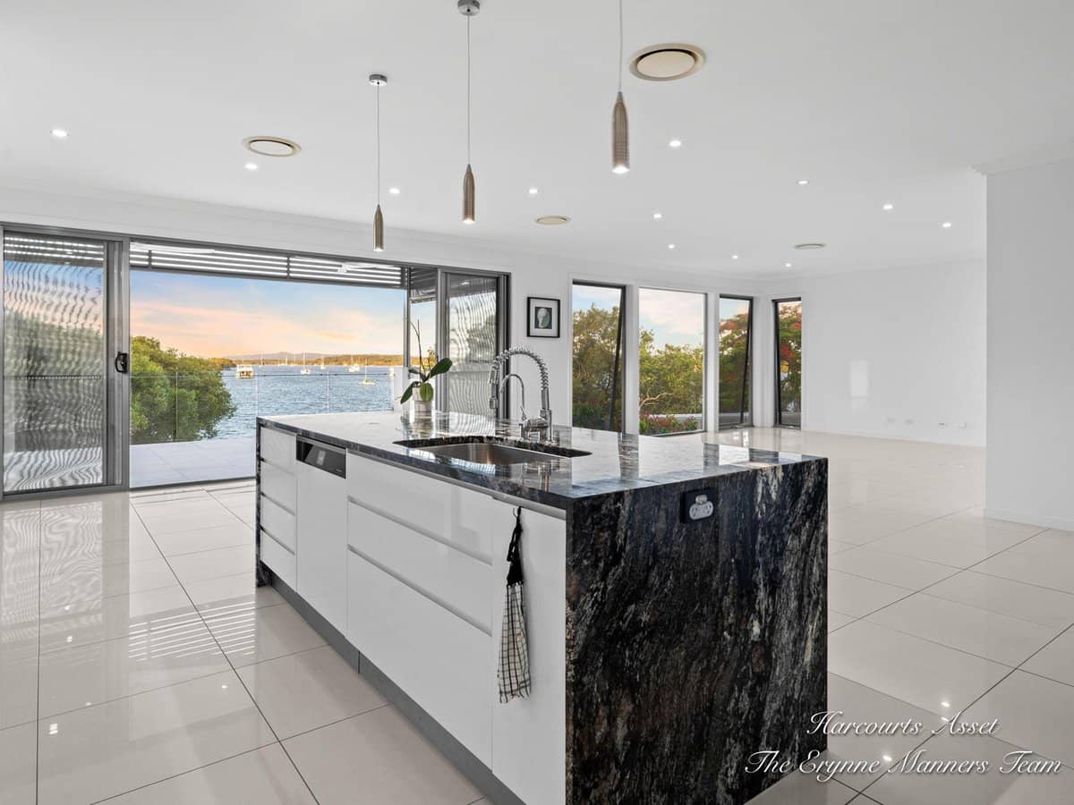 8 Adrian Court, JACOBS WELL - Thumbnail 8