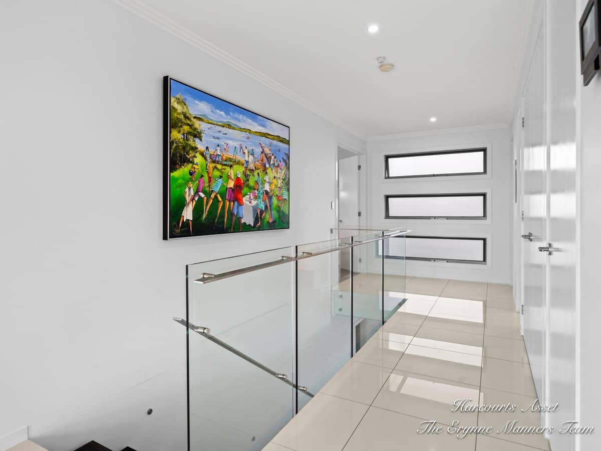 8 Adrian Court, JACOBS WELL - Thumbnail 16