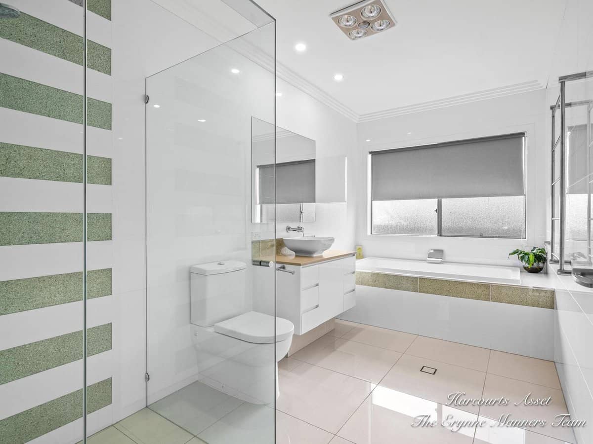 8 Adrian Court, JACOBS WELL - Thumbnail 18