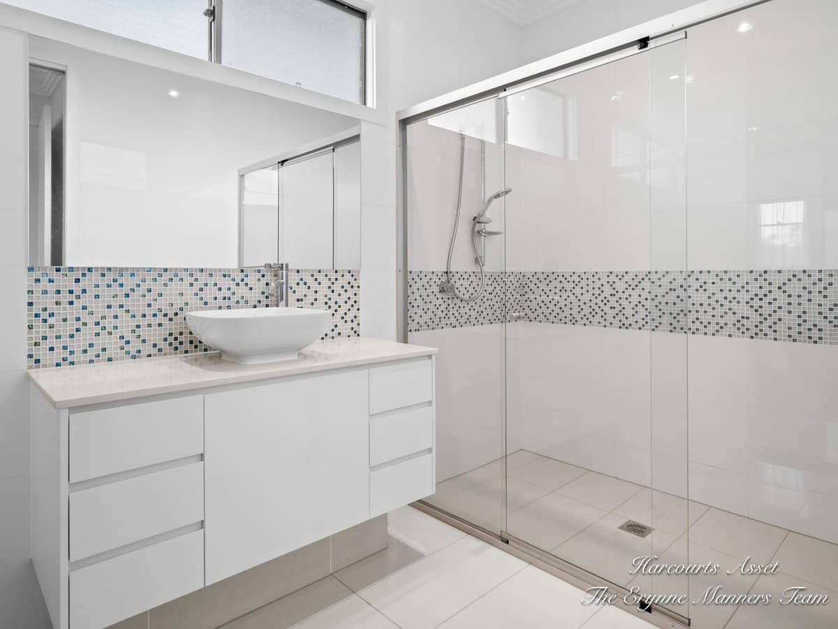 8 Adrian Court, JACOBS WELL - Thumbnail 20