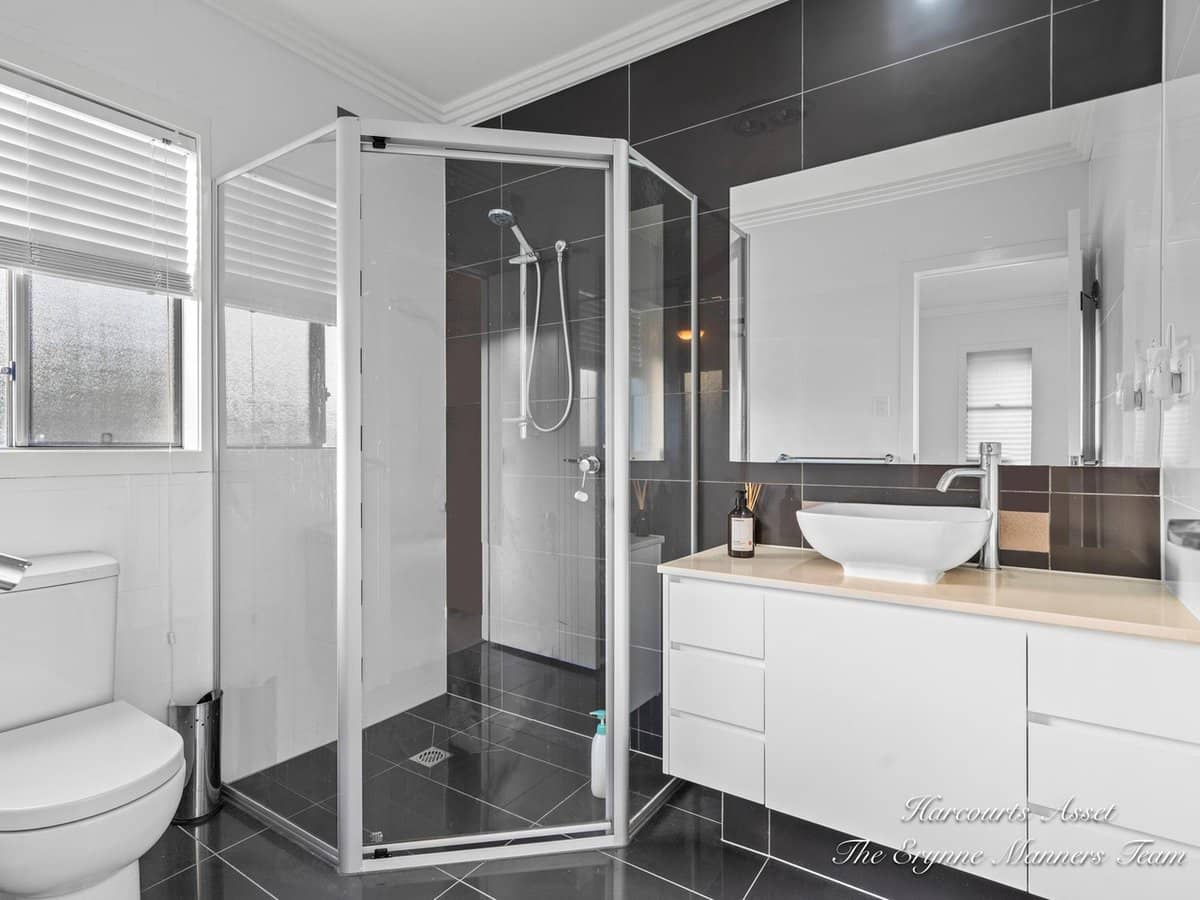 8 Adrian Court, JACOBS WELL - Thumbnail 25