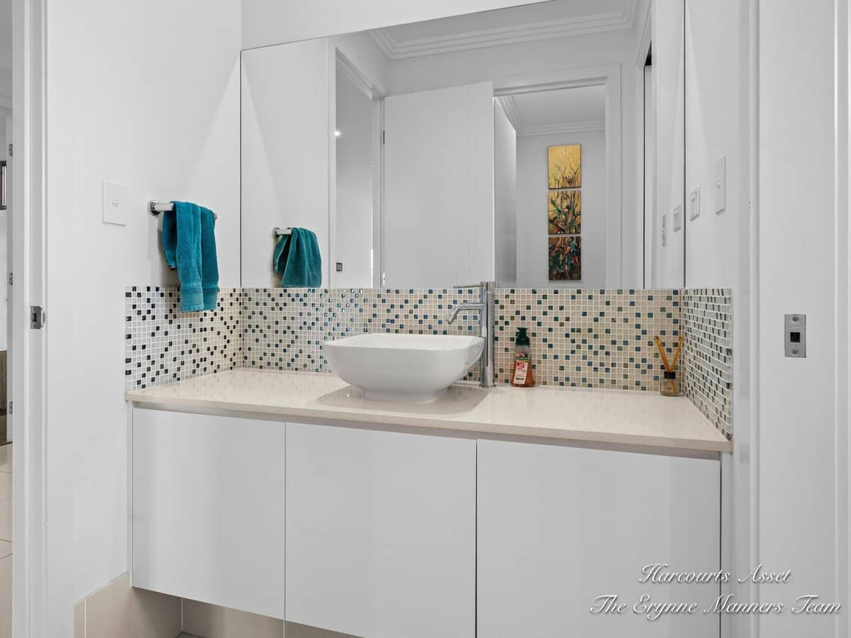 8 Adrian Court, JACOBS WELL - Thumbnail 26