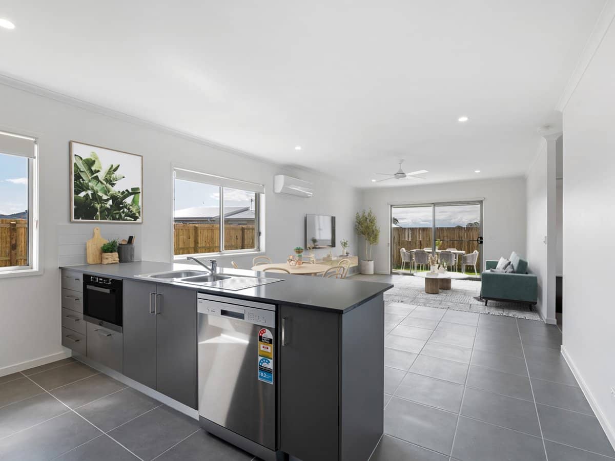 7 Riverside Esplanade, JIMBOOMBA - Thumbnail 2