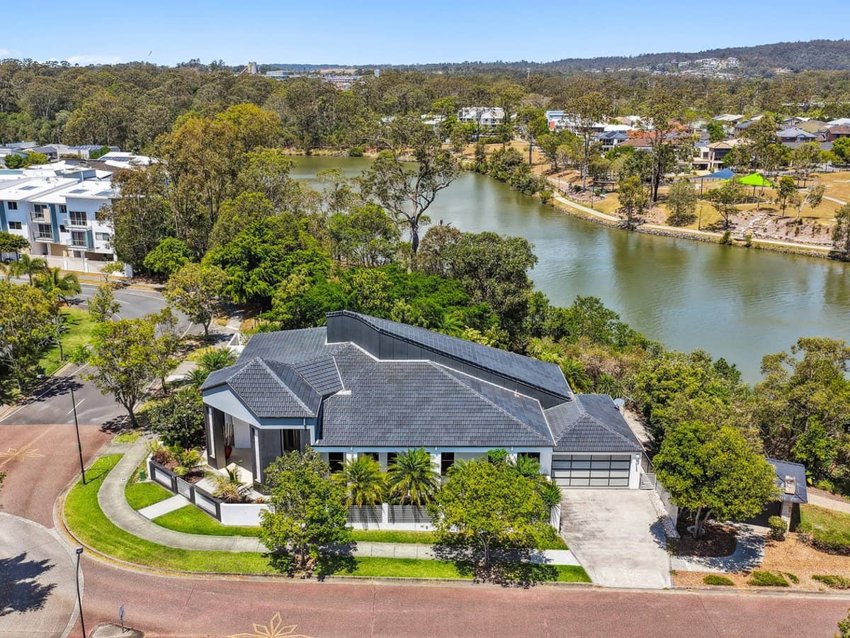 27 Azzurra Drive, Varsity Lakes - Thumbnail 2