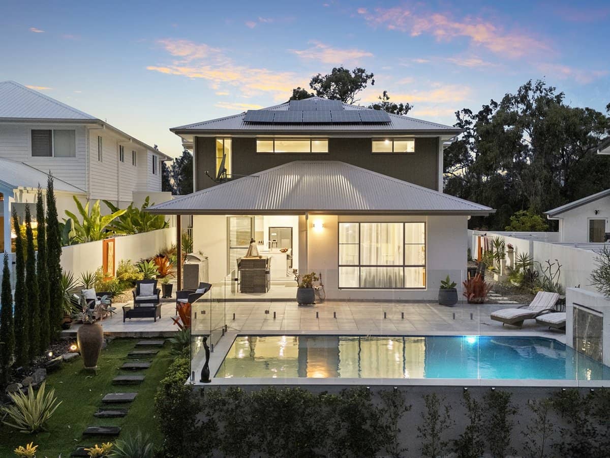 98 Lake Serenity Boulevard, HELENSVALE - Thumbnail 1