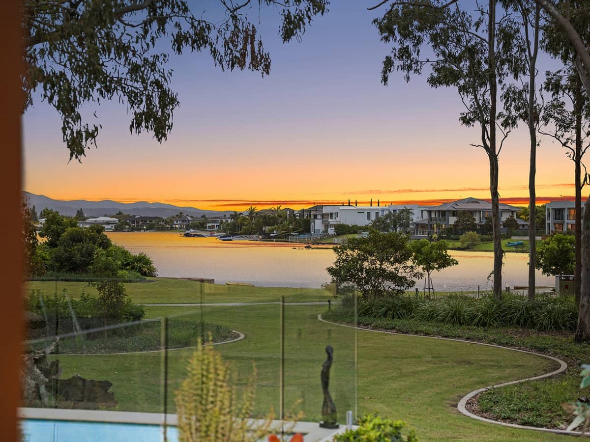 98 Lake Serenity Boulevard, HELENSVALE - Thumbnail 3