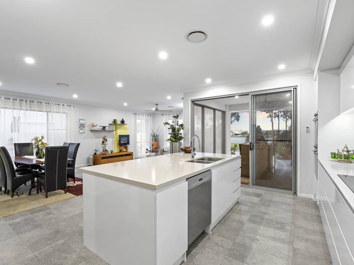 98 Lake Serenity Boulevard, HELENSVALE - Thumbnail 4