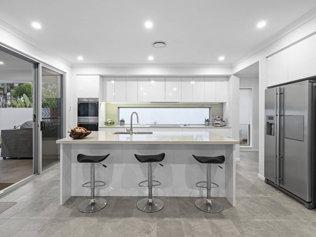 98 Lake Serenity Boulevard, HELENSVALE - Thumbnail 5