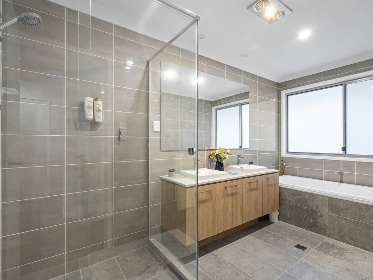 98 Lake Serenity Boulevard, HELENSVALE - Thumbnail 18