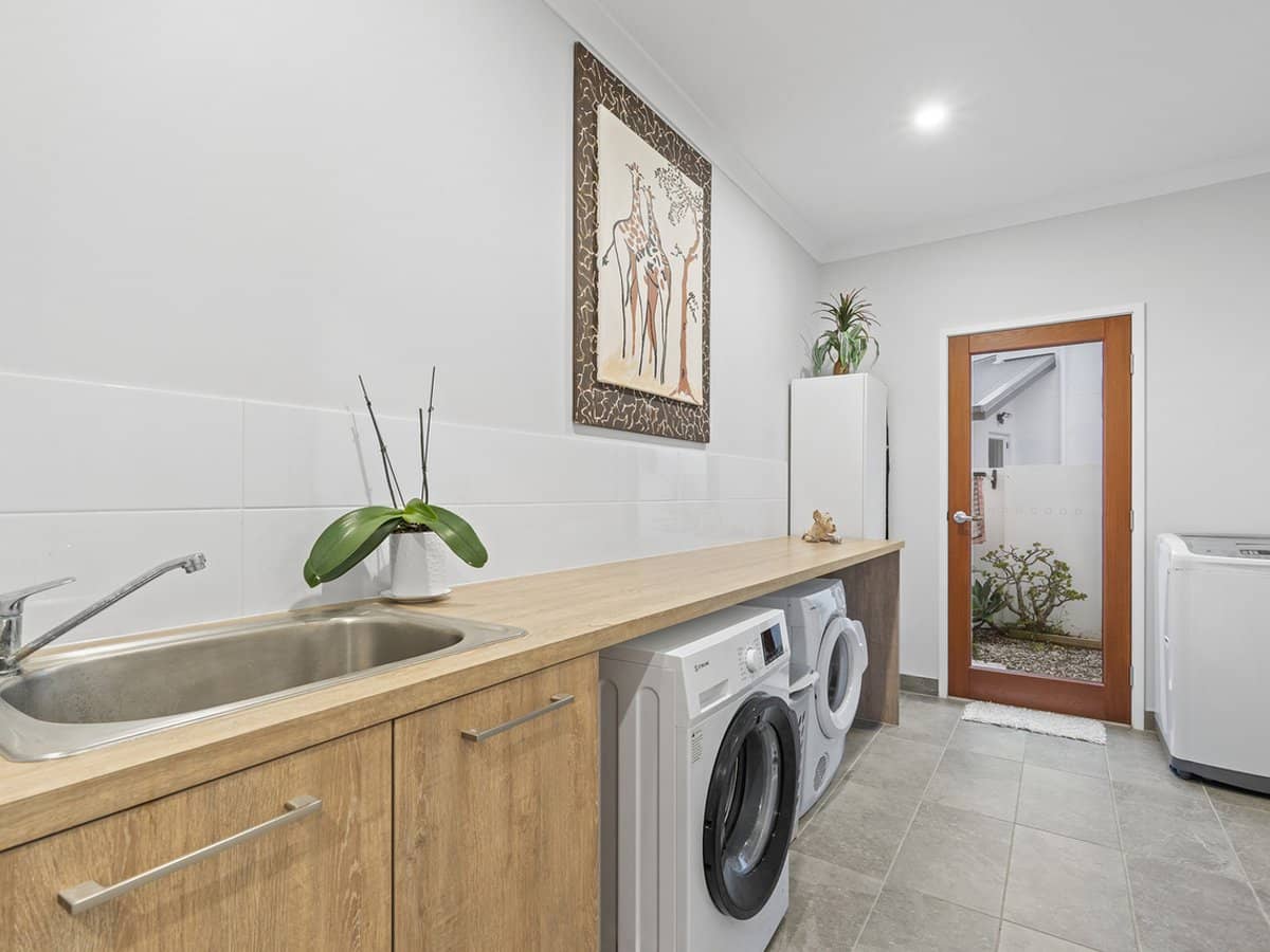 98 Lake Serenity Boulevard, HELENSVALE - Thumbnail 20