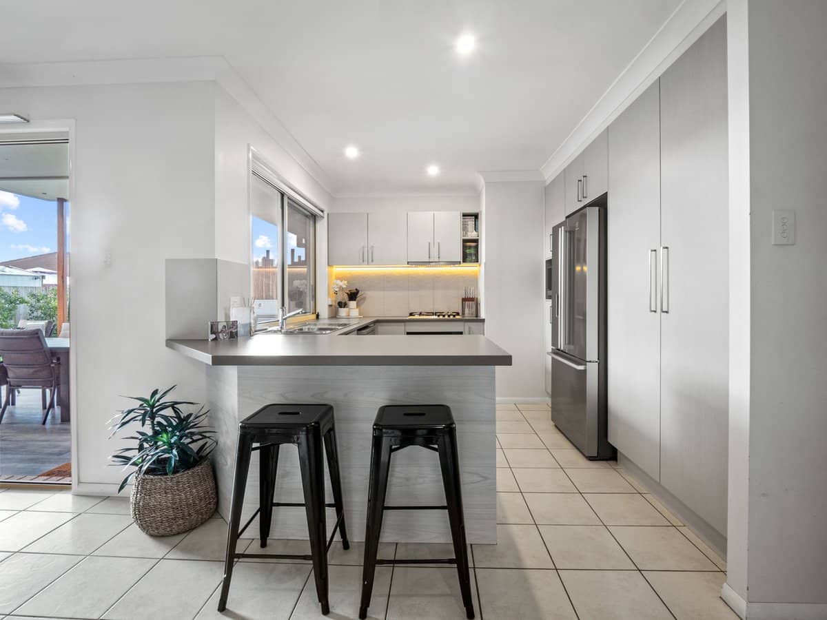 12 Freesia Court, ORMEAU - Thumbnail 7