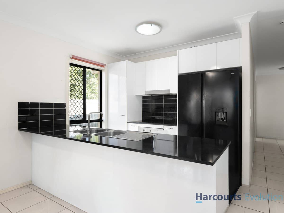 18 Riverstone Avenue, LOGAN RESERVE - Thumbnail 4