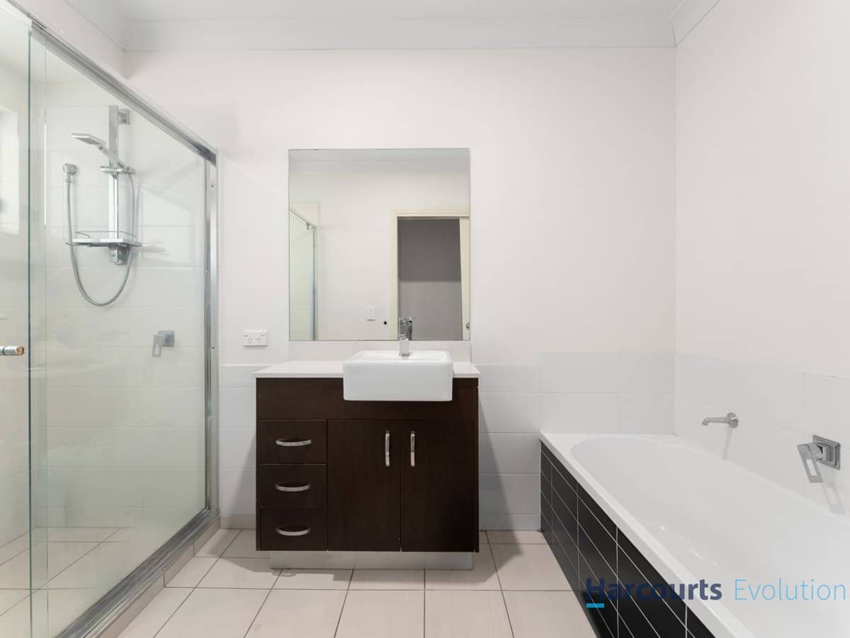 18 Riverstone Avenue, LOGAN RESERVE - Thumbnail 9