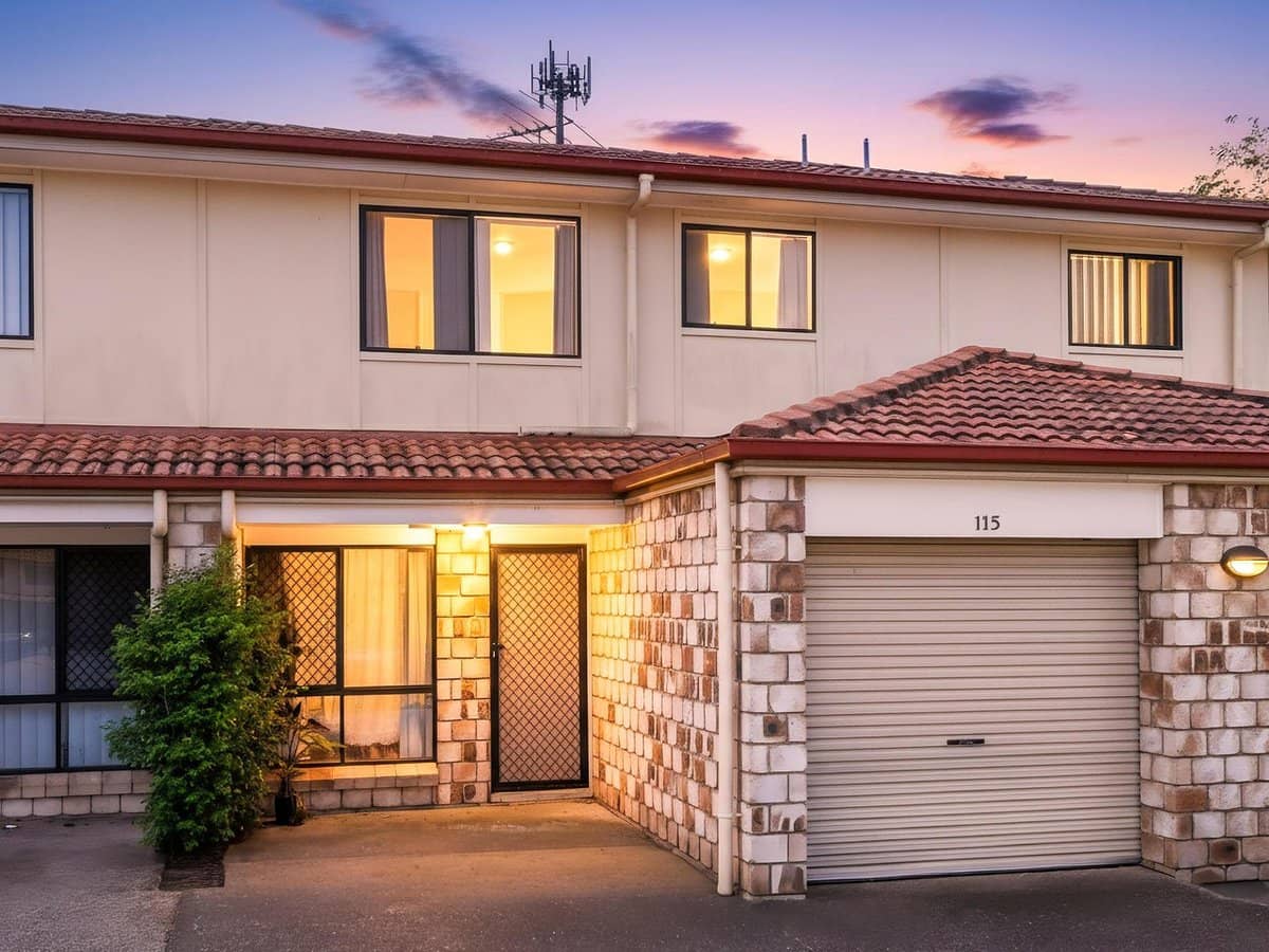 18 Loganlea Road, WATERFORD WEST - Thumbnail 1