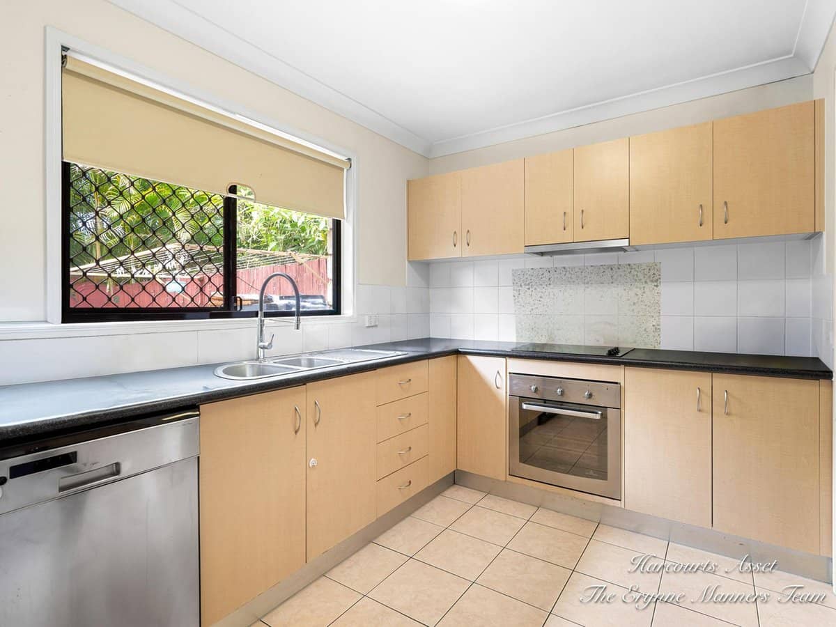 18 Loganlea Road, WATERFORD WEST - Thumbnail 4